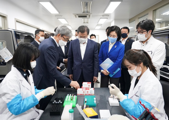  outh orean resident oon aein  visits a eegene research facility a eoulbased developer of 19 diagnostic solutions in eoul on arch 25 2020 t one point outh orea was the country hardesthit by the virus outside hina but widespread testing and quarantine efforts have seen new cases fall below 100 a day