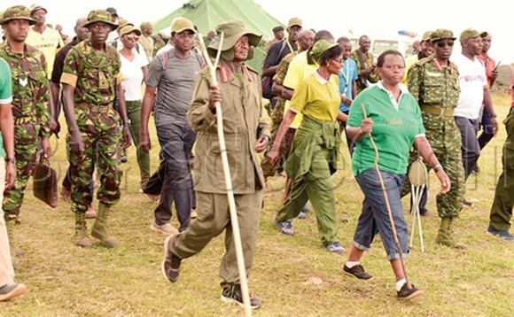 Museveni n’abamu ku be yatambudde nabo kkiromita 195 mu lugendo lw’e Birembo. Museveni n’abamu ku be yatambudde nabo kkiromita 195 mu lugendo lw’e Birembo.