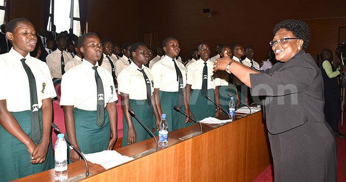  rade  eachers students lead the national anthems during the release of rade  teachers results at the ffice of the rime minister on ednesday hoto by aria amala