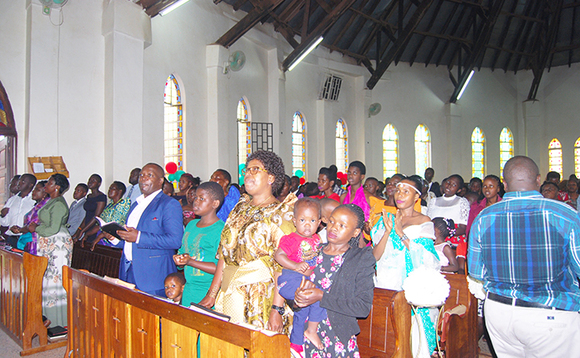 Abakristaayo b'oku St. Stephen Kabowa mu kusaba Abakristaayo b'oku St. Stephen Kabowa mu kusaba