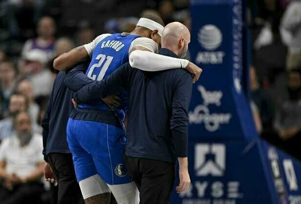 Mavs' Daniel Gafford helped off court with knee injury