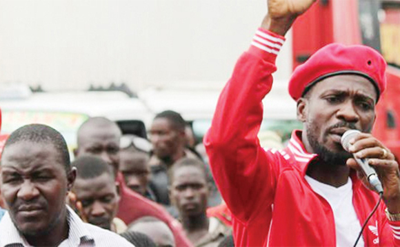 Bobi Wine (ku ddyo) mu kkampeyini za Basalirwa (ku kkono) Bobi Wine (ku ddyo) mu kkampeyini za Basalirwa (ku kkono)