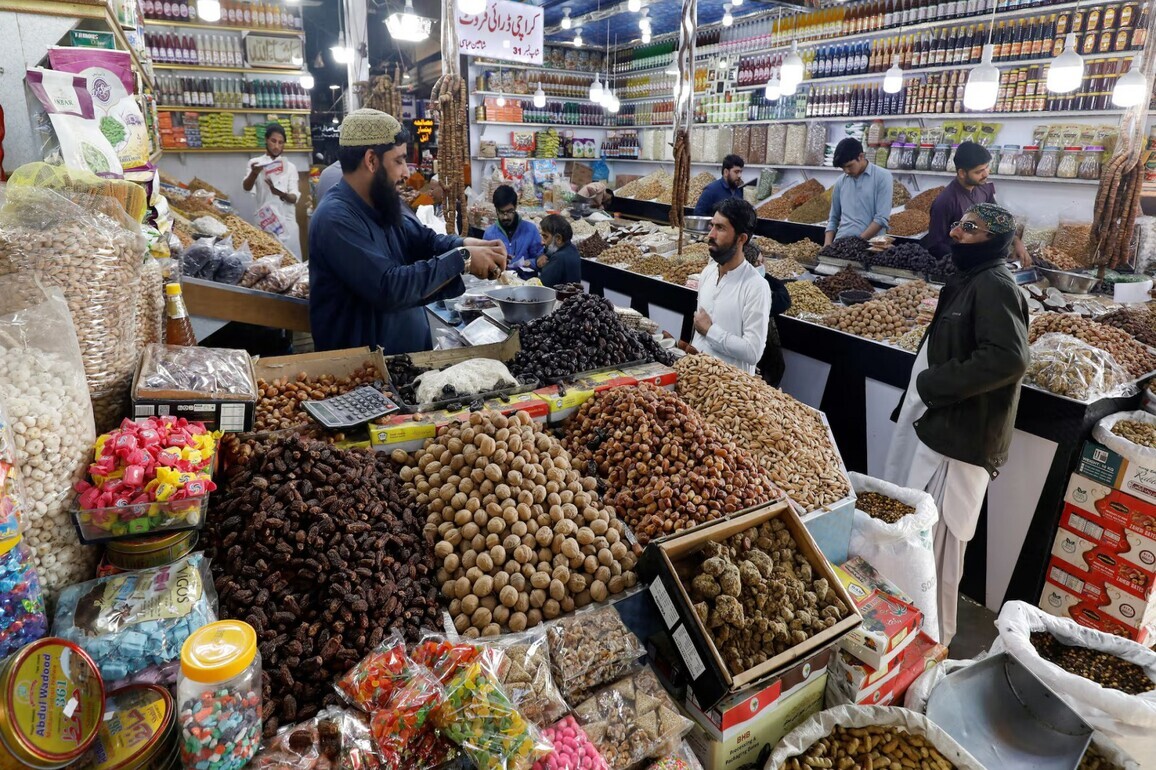Pakistan: Price hikes defy official rates in Karachi as Ramazan profiteering goes unchecked