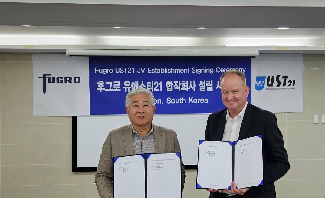 Mr. Jongwook Kim, UST21’s CEO and Jerry Paisley, Fugro’s Regional Sales & Marketing Director for APAC at UST 21