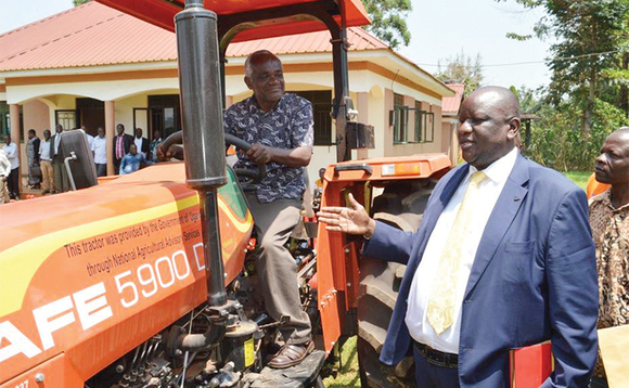Omubaka wa Buikwe South Ronnie David Mutebi ng’akwasa omu ku balimi ttulakita. Omubaka wa Buikwe South Ronnie David Mutebi ng’akwasa omu ku balimi ttulakita.