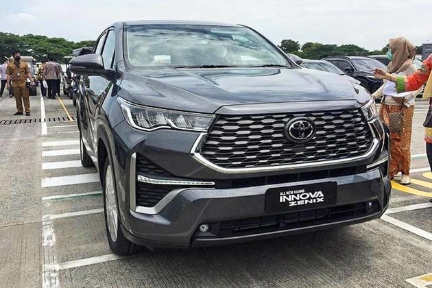 Toyota Innova Hycross Hybrid Debuts - Exteriors, Interiors, Specs