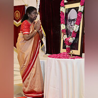 President Murmu pays floral tributes to VV Giri on his birth anniversary