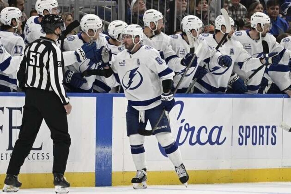 Lightning visit Stars with points streak still intact