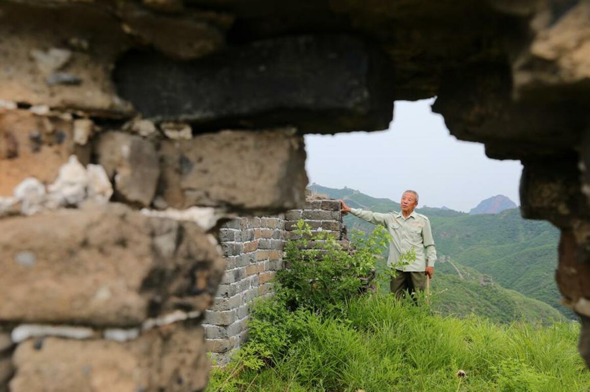 Generational relay of Great Wall guards