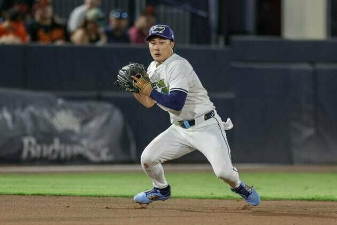 Rays SS Ha-Seong Kim (back) placed on IL