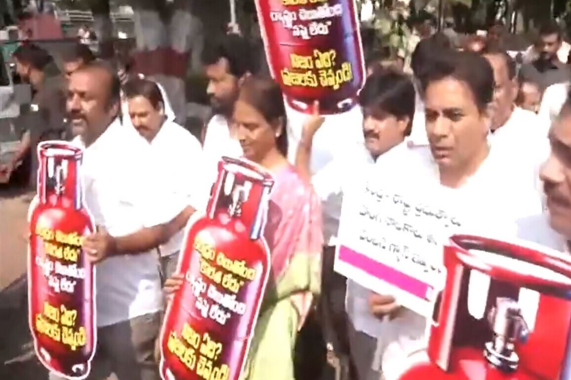 BRS working president KT Rama Rao flags "severe" LPG shortage; accuses Centre, State of misleading people