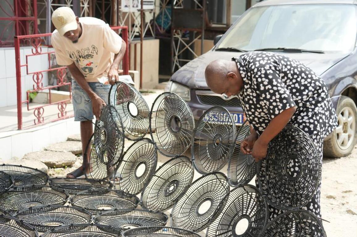 (Hello Africa) Ivorian designer uses eco-fashion to transform community image