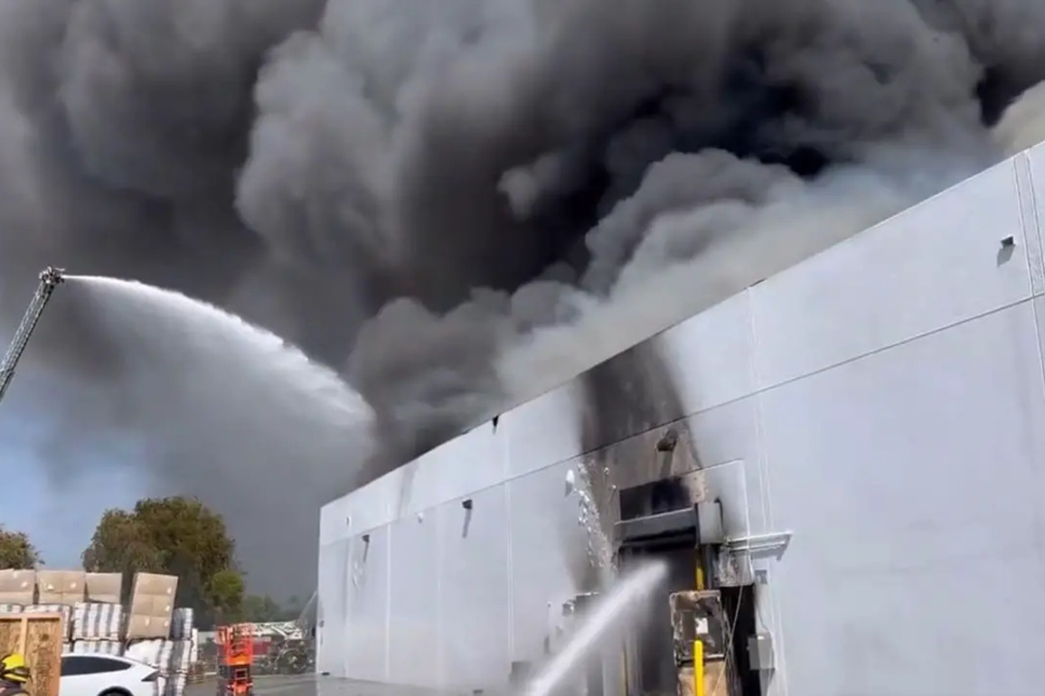 OCFA fire crews are battling a large 3-alarm commercial fire in Irvine - New Santa Ana