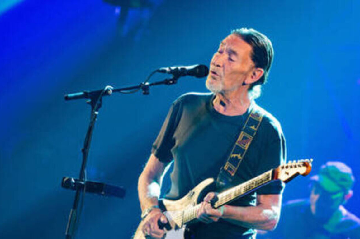 Driving Home for Christmas singer Chris Rea dies