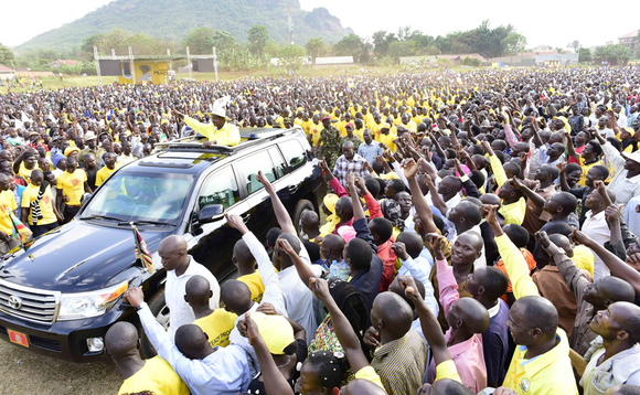 Pulezidenti Museveni ng'ayogerera mu lukung'aana mu disitulikiti y'e Tororo Pulezidenti Museveni ng'ayogerera mu lukung'aana mu disitulikiti y'e Tororo