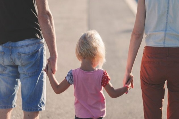 Study finds parents talk less to kids when experiencing financial issues