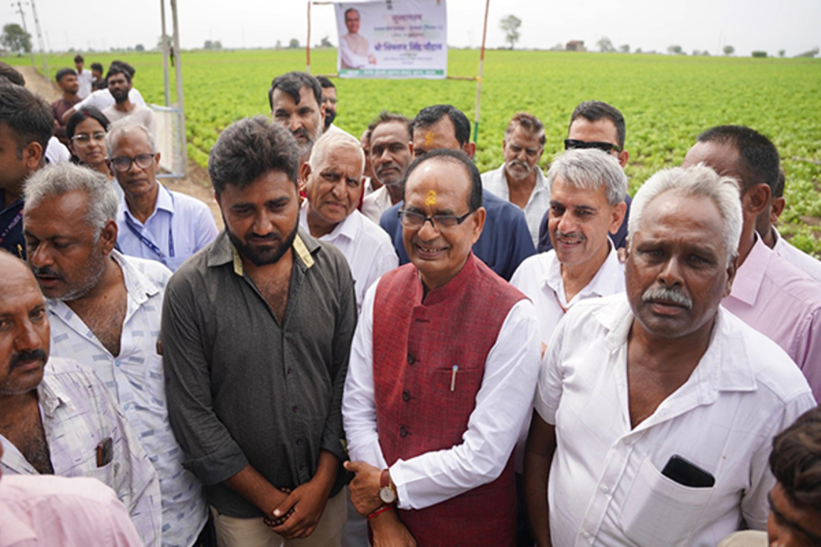 Gujarat: Union Agriculture Minister Shivraj Singh Chouhan meets farmers at groundnut fields