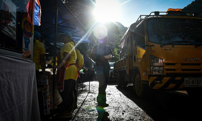 Diver dies trying to save stranded Thai boys Diver dies trying to save stranded Thai boys