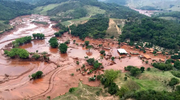 Destruição causada pelo rompimento da barragem de Fundão da Samarco em Mariana