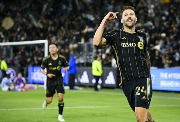 Ryan Hollingshead's goal lifts unbeaten LAFC past NYCFC