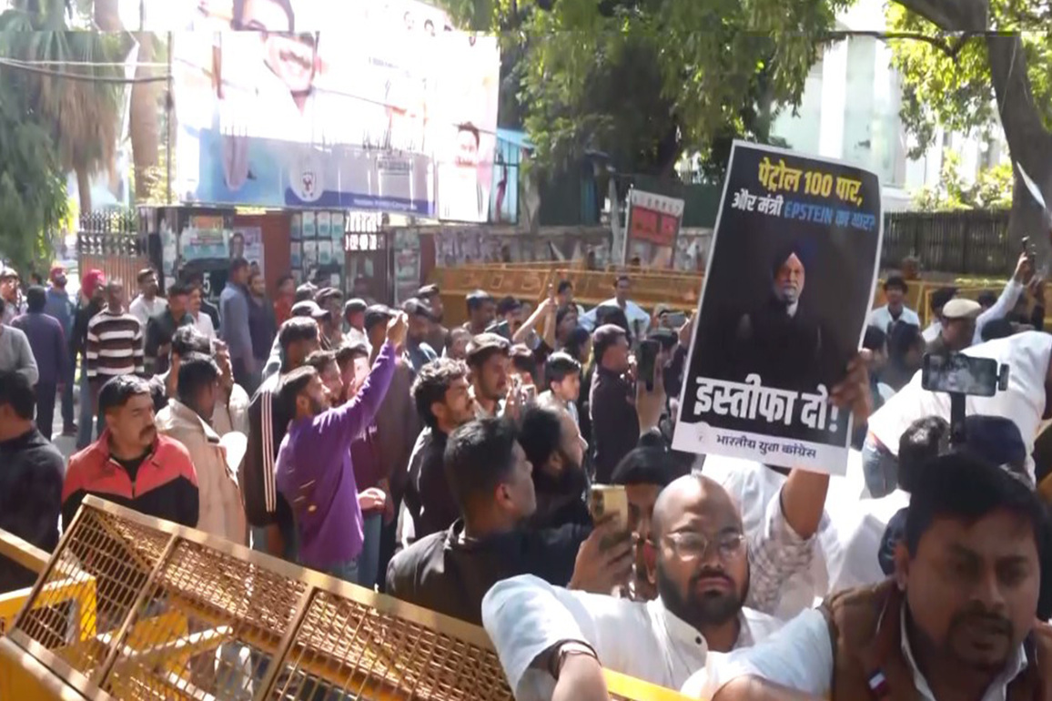 Indian Youth Congress workers hold protest, seek Hardeep Puri's resignation