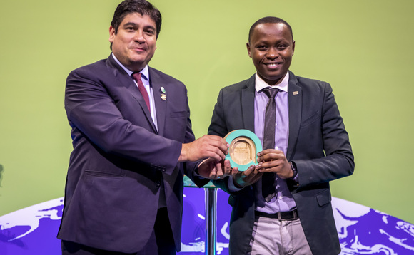 H.E. President of the Republic of Costa Rica Carlos Alvarado presents the Award for Humanitarian Energy to Dysmus Kisilu, Founder, Solar Freeze, Kenya | Credits: Andy Aitchison/Ashden