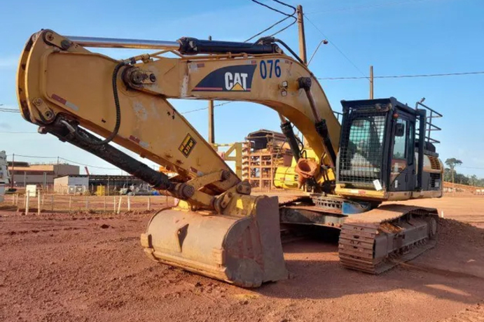 Máquina Cat oferecida em leilão pela Fidens