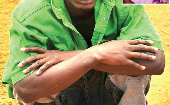 Owa poliisi ng’atwala Omala ate mu katono ye Bulani. Owa poliisi ng’atwala Omala ate mu katono ye Bulani.
