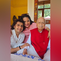Sonu Nigam meets veteran BJP leader LK Advani, his daughter Pratibha, bonds with them over 'Sindhi Kadhi'