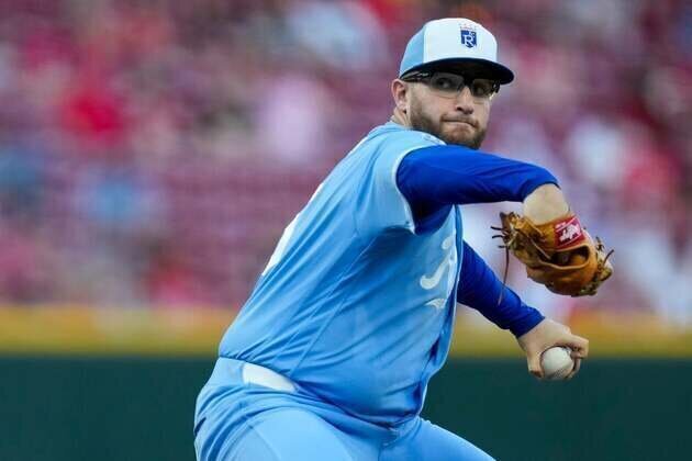 Royals ride late uprising into series finale vs. Twins