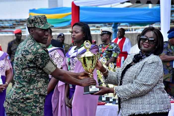    soldier receiving a trophy at the closing ceremony at oi nternational tadium in airobi enya ourtesy hoto