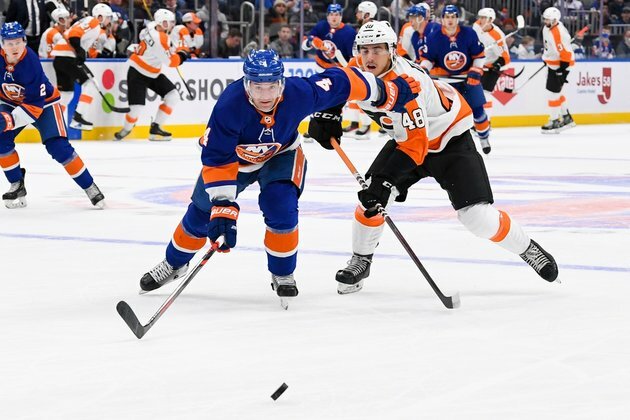 Barry Trotz returns as Isles extend Flyers' skid