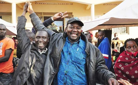 John Bosco Aseya Azuma (ku ddyo) eyawangudde obwameeya bwa Lugazi. John Bosco Aseya Azuma (ku ddyo) eyawangudde obwameeya bwa Lugazi.