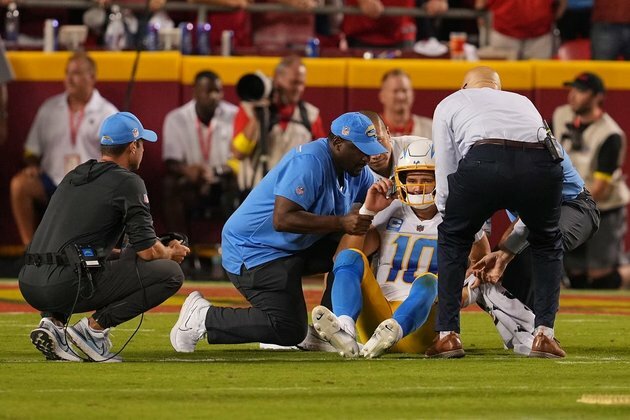 Chargers QB Justin Herbert (ribs) remains day-to-day