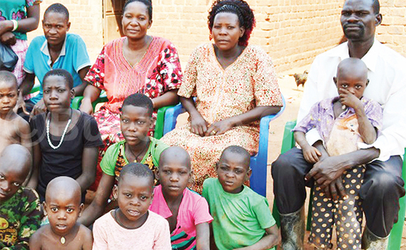 Ssentebe ( ku ddyo) ng’ali ne famire ye Ssentebe ( ku ddyo) ng’ali ne famire ye