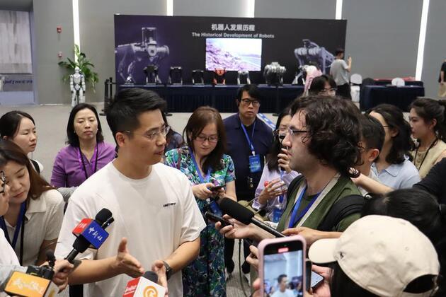 Int'l journalists explore China's emerging industries in Zhejiang, Beijing