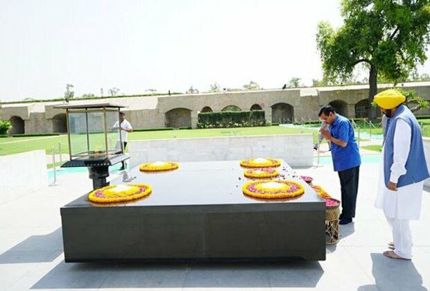 Kejriwal pays tribute to Mahatma Gandhi at Rajghat ahead of appearance before CBI