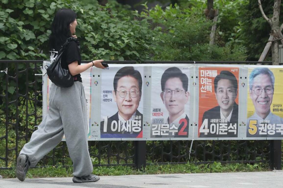 S. Koreans go to polls to pick new president