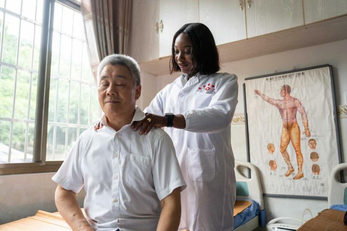 Int'l Exchange | Medical school in Changsha promotes TCM, fosters global ties with African students