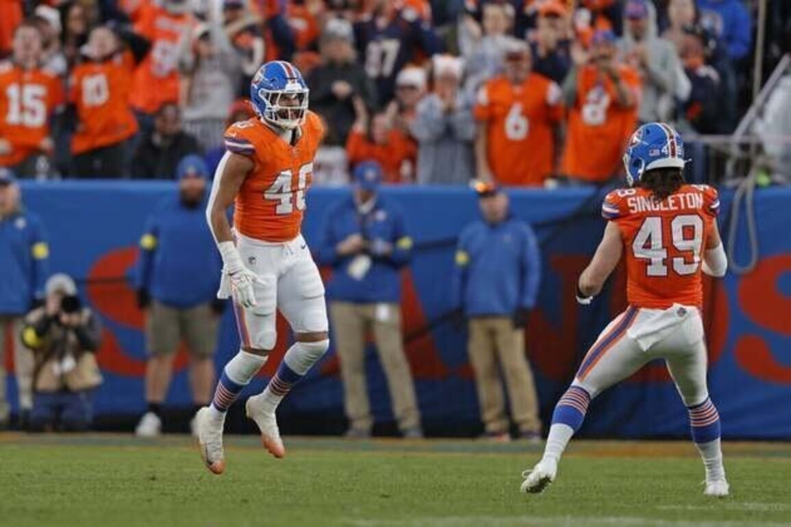 Reports: Broncos ink 3-year deal to keep LB Justin Strnad