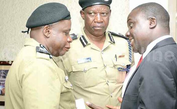 AIGP Asuman Mugenyi (ku kkono) ng’awayaamu n’omubaka Muwanga Kivumbi (Butambala). Wakati ye Edward AIGP Asuman Mugenyi (ku kkono) ng’awayaamu n’omubaka Muwanga Kivumbi (Butambala). Wakati ye Edward