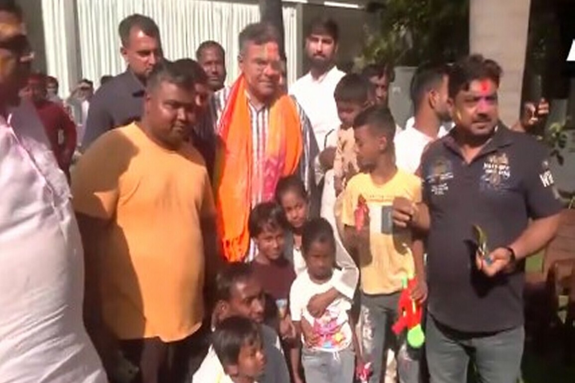"May we live with love": Delhi Minister Parvesh Sahib Singh celebrates Holi with common people at his residence