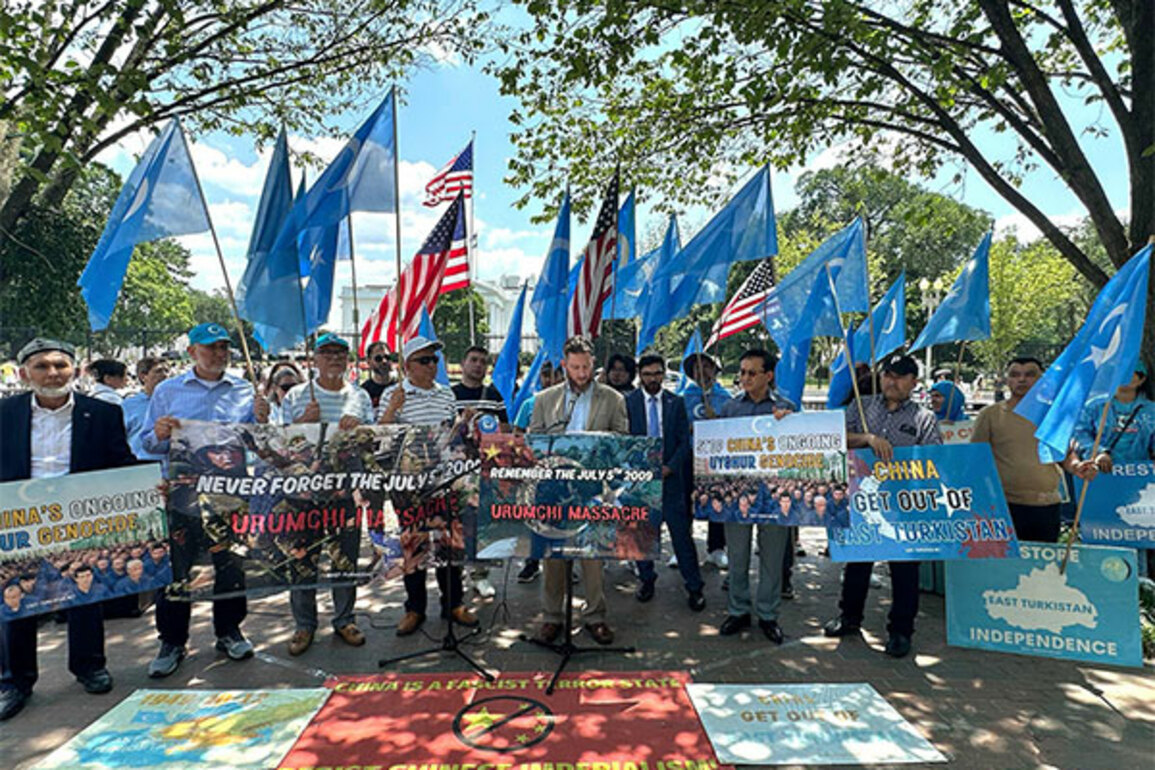 Uyghurs rally at White House to commemorate Urumchi massacre anniversary, urge action against China