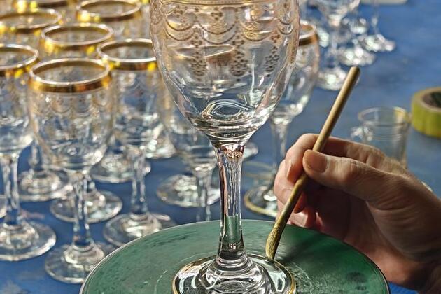 Glass-blowing craft thrives in China's ancient county