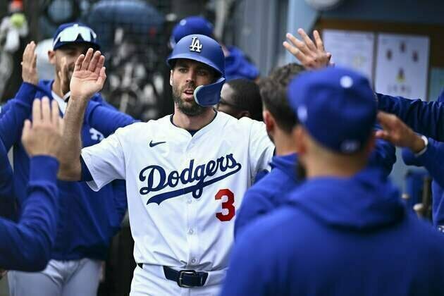 Angels sign veteran IF/OF Chris Taylor to 1-year deal