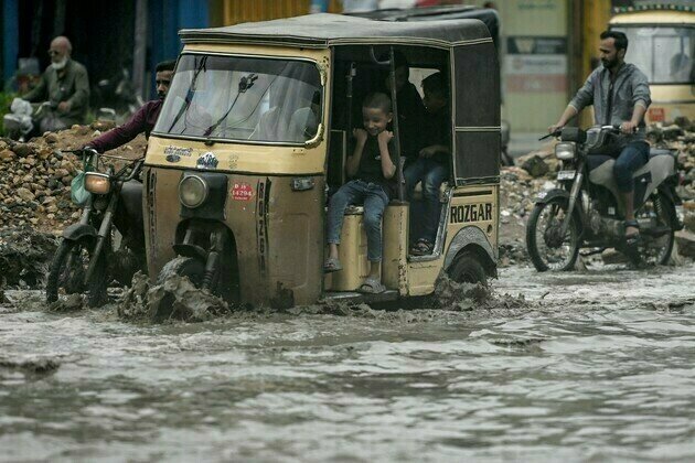 Pakistan flash flloods kill 24