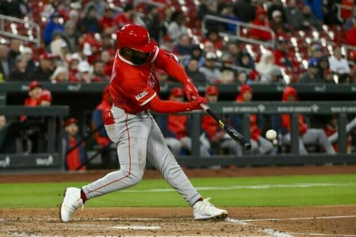 Angels pile up runs in extra innings to beat Cardinals