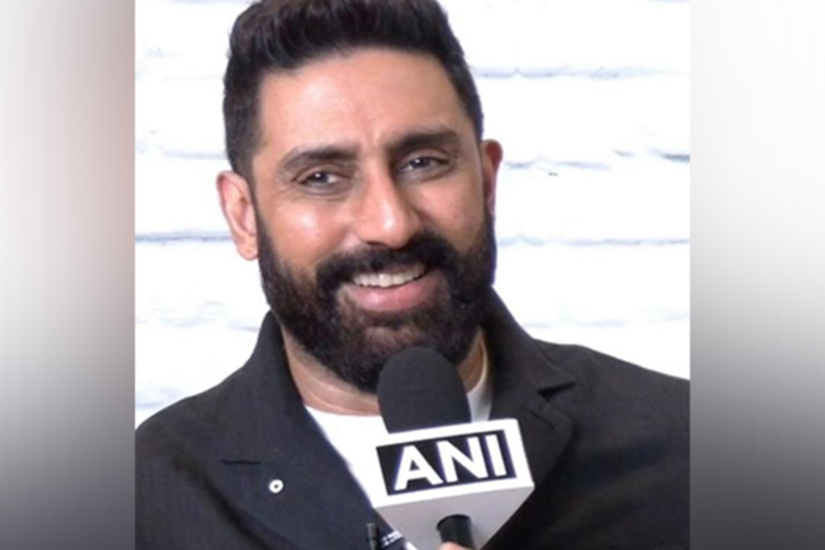 Abhishek Bachchan celebrates 25 years in Bollywood with fans, Big B showers praise on him
