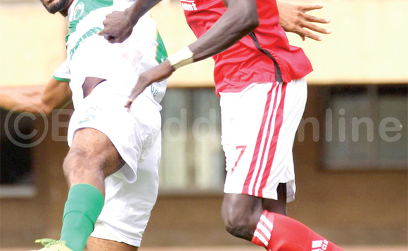 Tony Odur (ku kkono) ng'agezaako okuggya omupiira ku muzannyi wa Volcan Club de Moroni ku Lwomukaaga. Tony Odur (ku kkono) ng'agezaako okuggya omupiira ku muzannyi wa Volcan Club de Moroni ku Lwomukaaga.