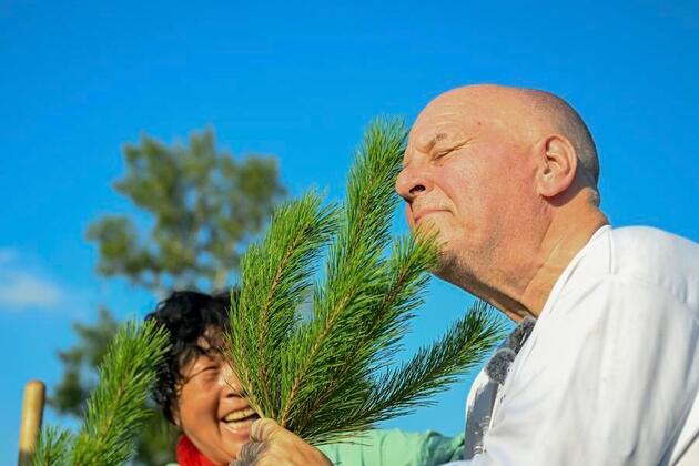 A menu simmered for a 26-year reunion feast on Chinese sand